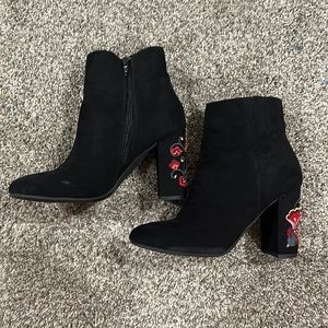 Black boots with embroidered heel